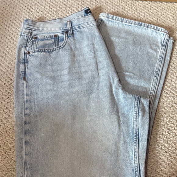 Aeropostale women’s  Light Wash Relaxed Jeans - Picture 1 of 6